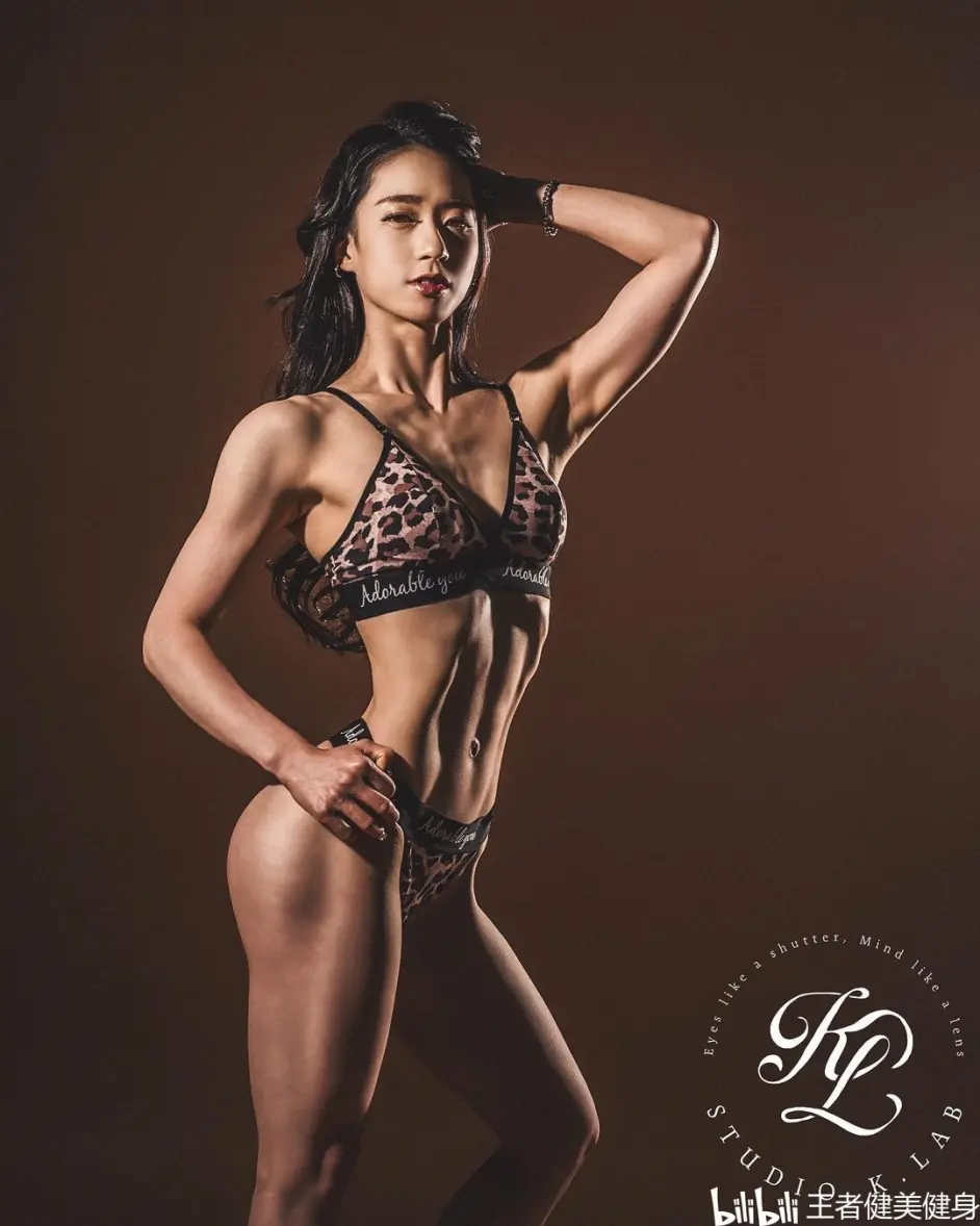 美女比基尼身材热辣的韩系筋肉美人 欣赏健身美女能给夏日带来清凉感 美女如云