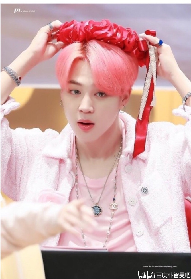 韩国当地时间16日,防弹少年团jimin登上美国实时趋势1位,并占领了40个