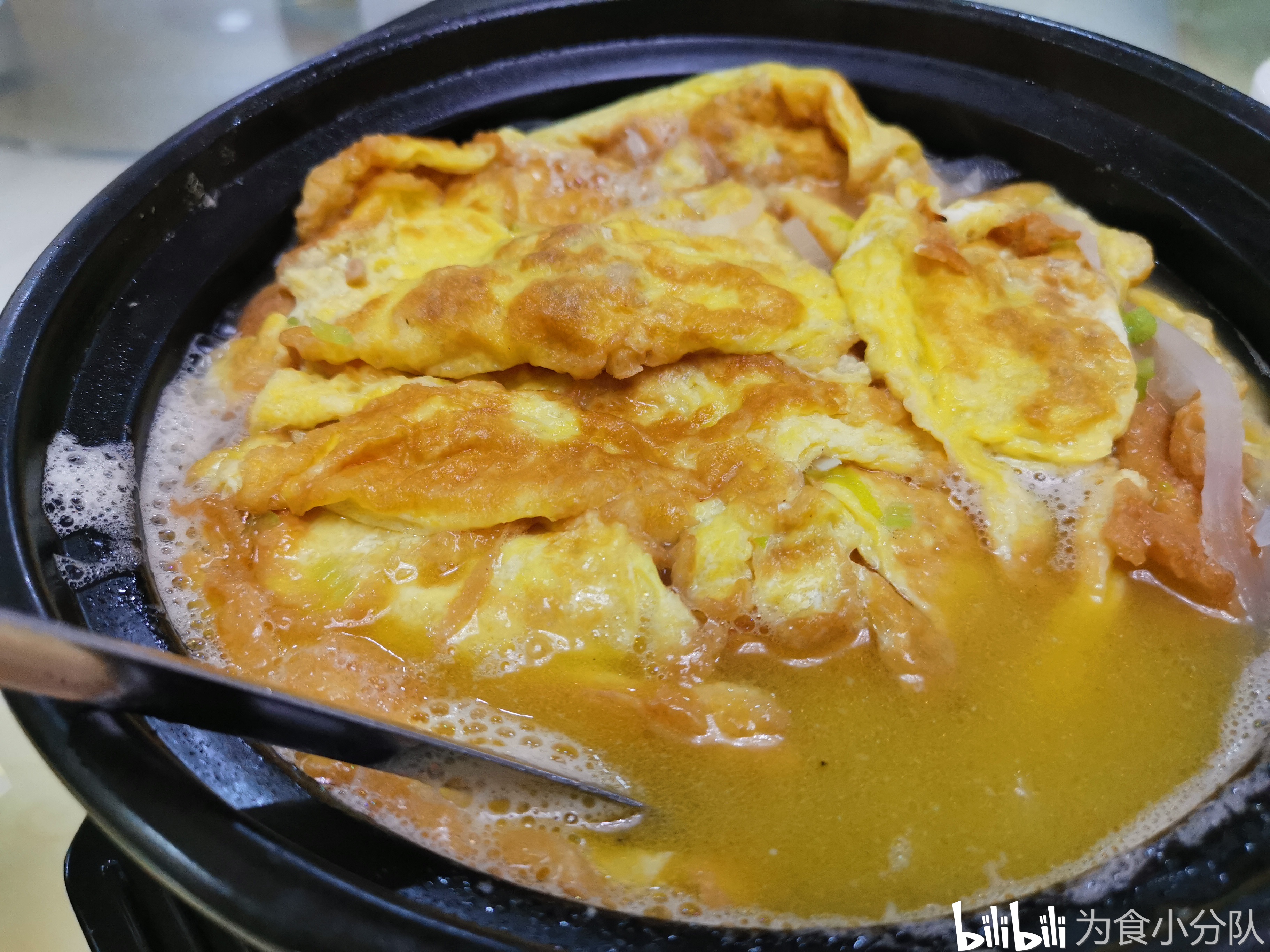 其做法也比较的简单,就是把煎好的鸡蛋中酿入肉馅等馅料,再将其包