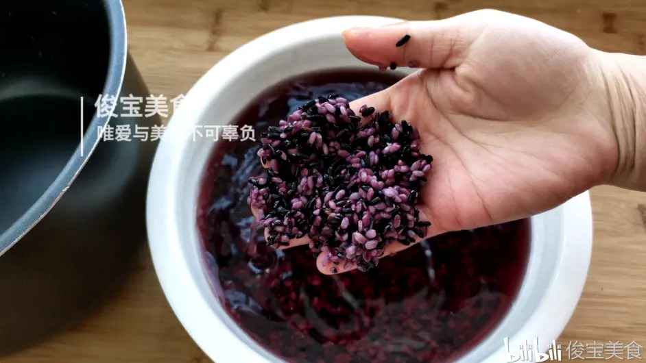 多吃黑米好处多 面皮裹上煎一煎 外酥里糯有营养 先收藏了 哔哩哔哩