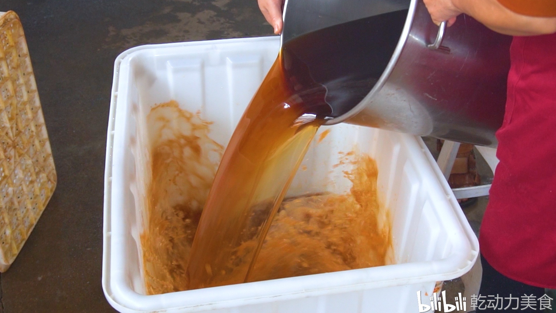 等待的期间,还要用白糖炒制糖色,白糖融化成糖浆煮至冒泡加入少量水