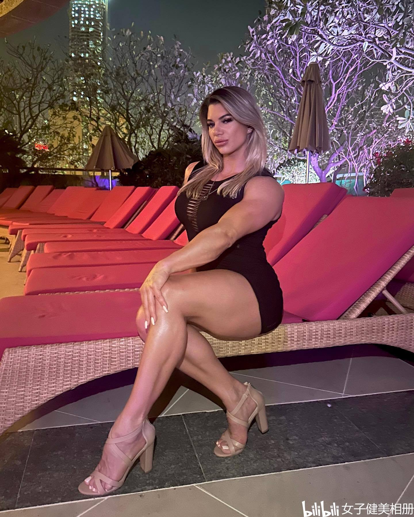 金发碧眼的强壮健美P片女主角！性感肌肉女神--Denise Anders - 哔哩哔哩