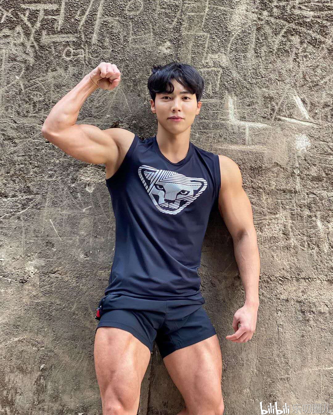 镜头里的自信boy,总是凹造型秀肌肉,帅气的他更是有八块腹肌