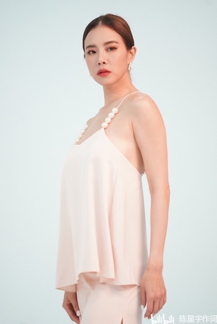 泰国三台泰剧《缠爱之根》揭开神秘面纱:kao与cris上演新时代百合情深