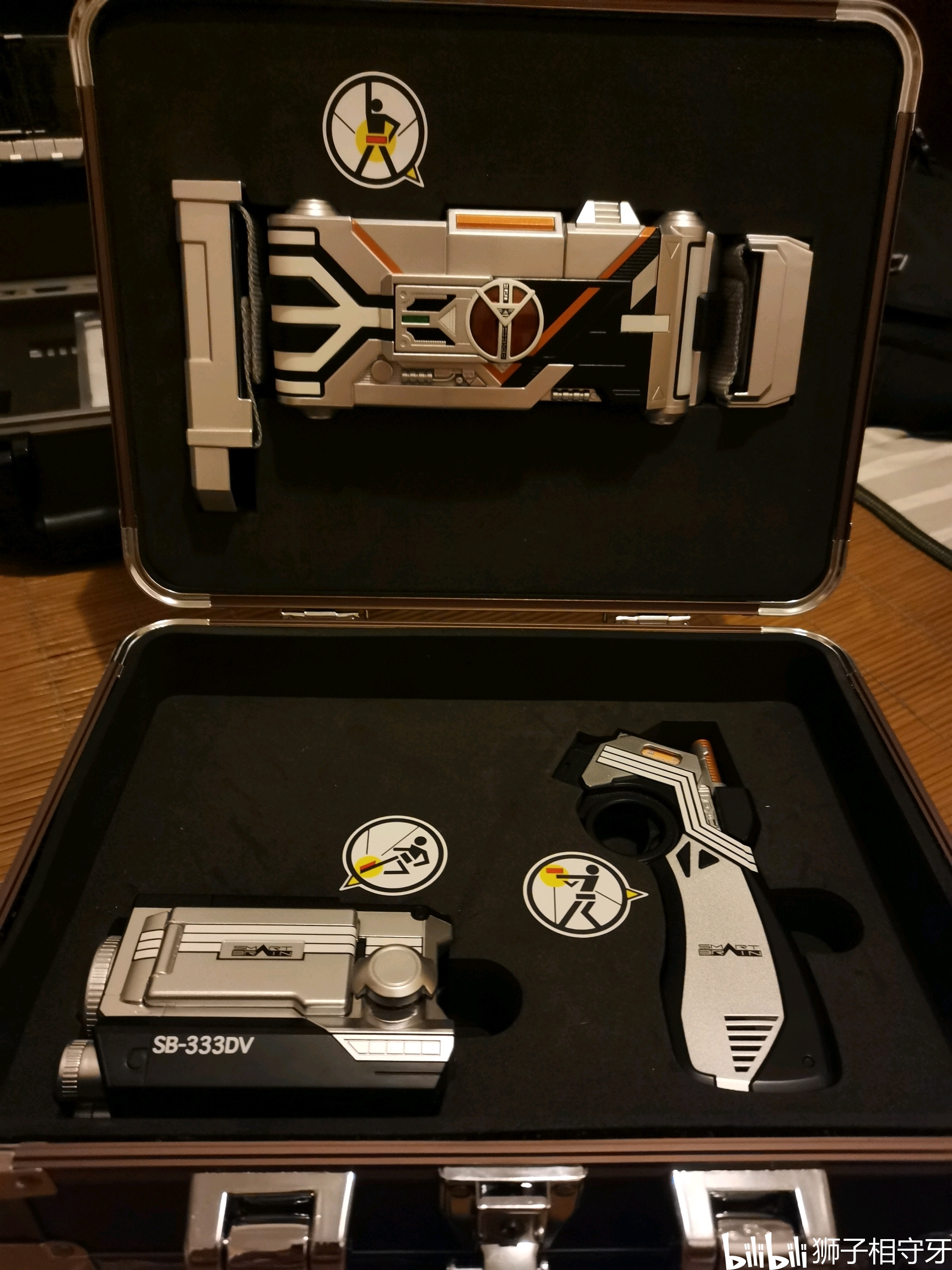 箱子除了有点紧,拿取比较麻烦,其他的都不错,随箱还有一张贴纸,有的