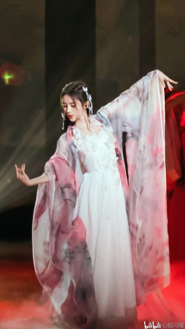 鞠婧祎一曲叹云兮深情且悠长 动人舞姿诠释浓厚爱情神话