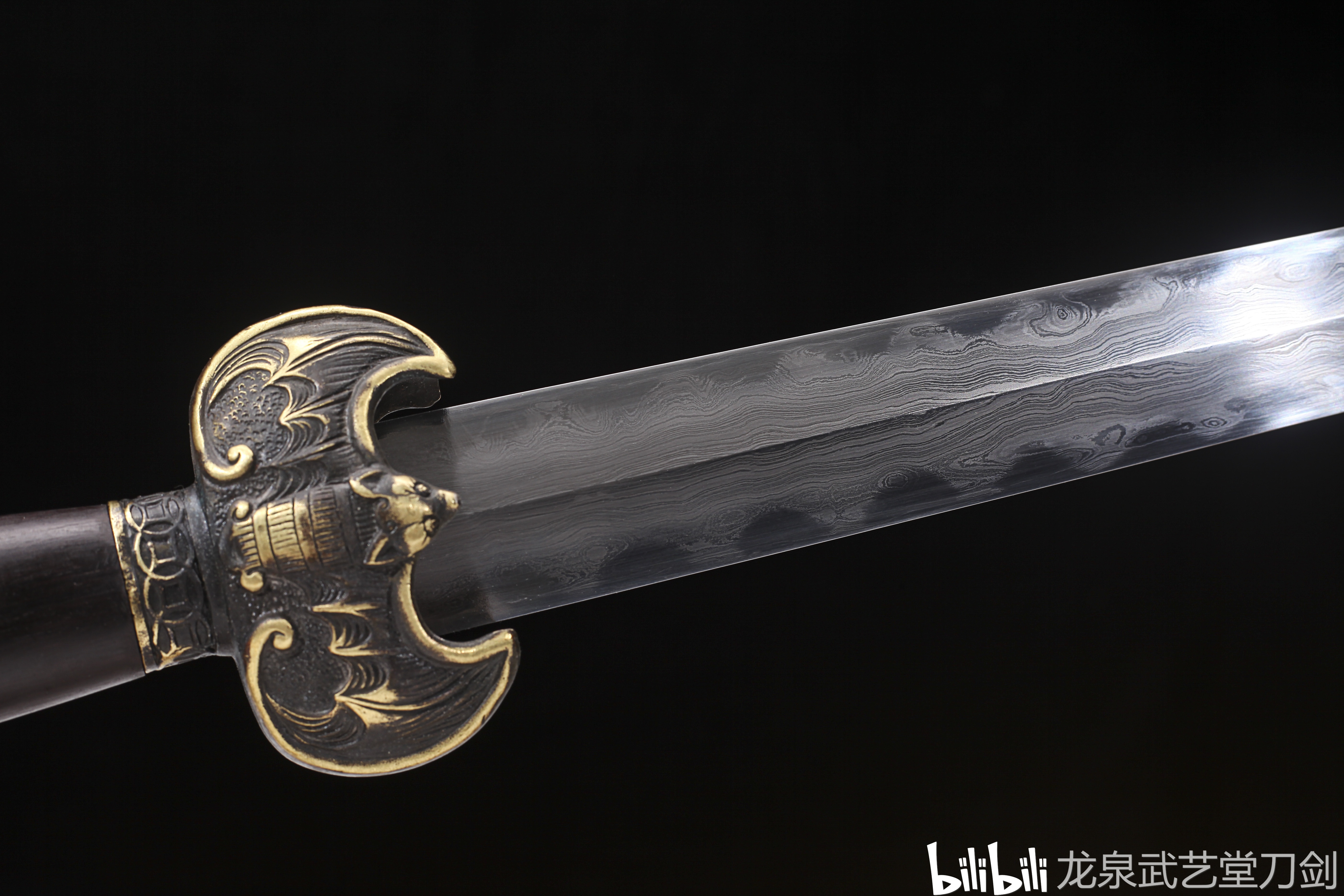 请欣赏-百炼花纹钢覆土烧刃蝙蝠剑