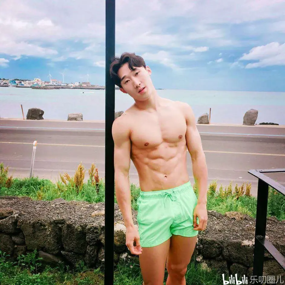 肌肉型男从健身房走到户外 撩起衣服露出八块腹肌 男友力爆棚 哔哩哔哩