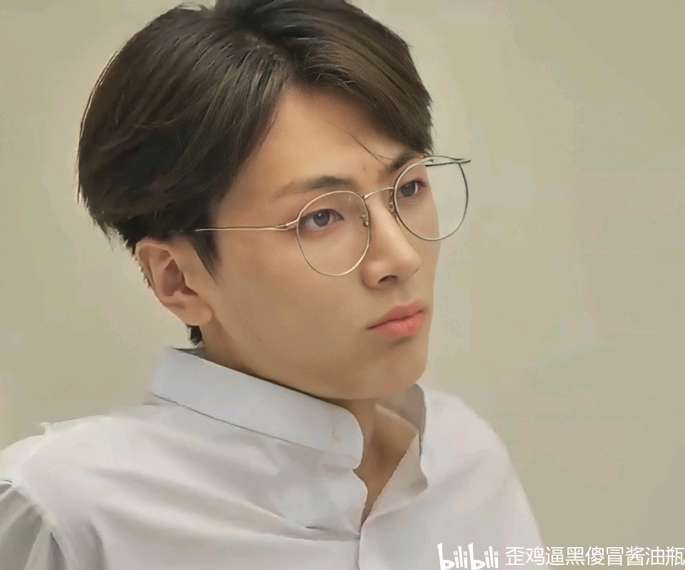 肩太苏了 (cr theqoo) 个人感受是热帖富人啊 小小年纪好像还是队长呢