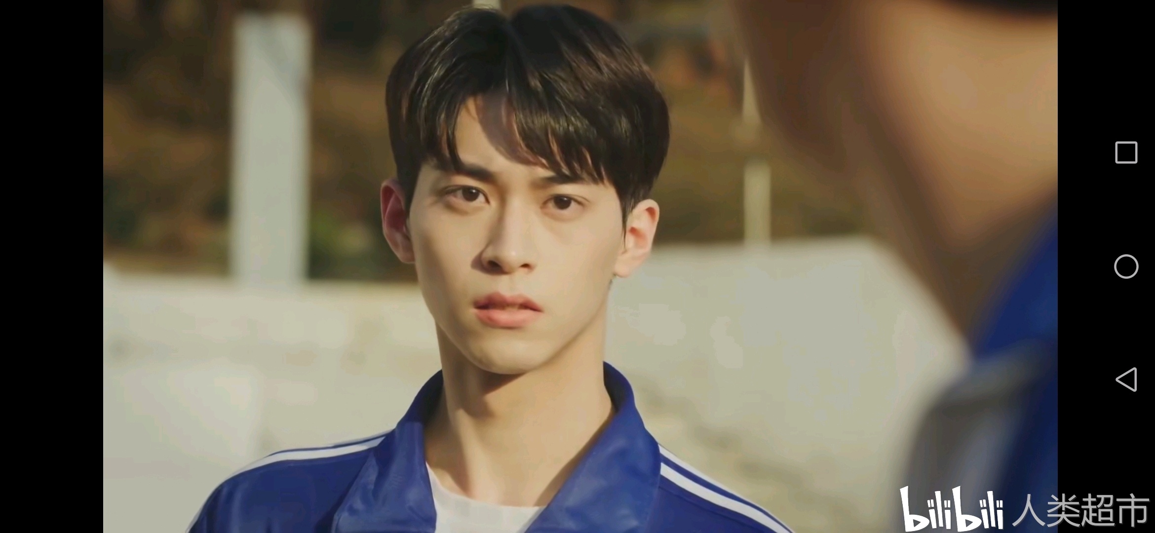 时间就好像凝固了,泰周和姜国彷佛被隔绝在世界之外,他们听不到外界的