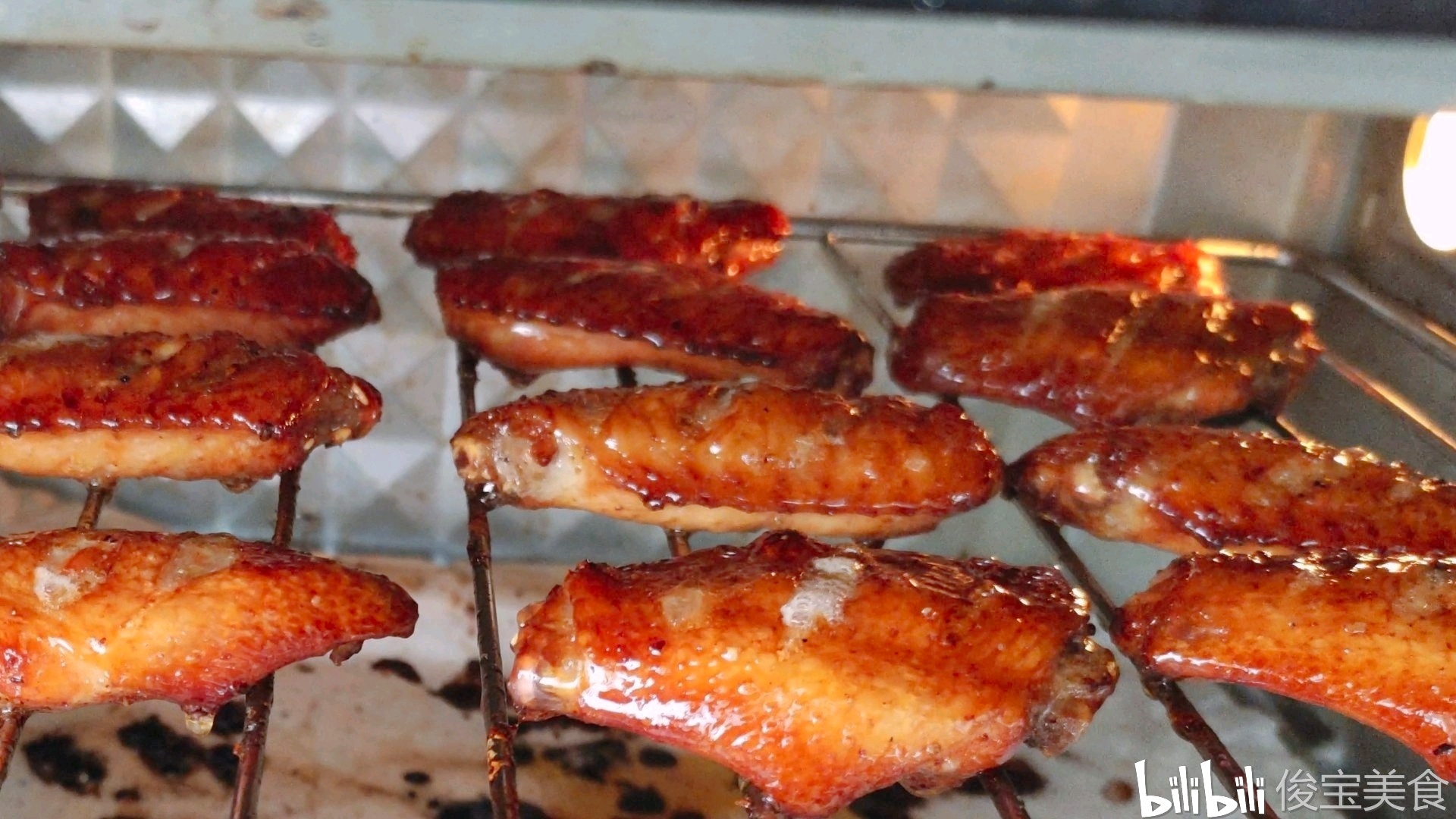 过年团圆饭,怎么少得了秘制烤翅呢,做法简单,味道一绝