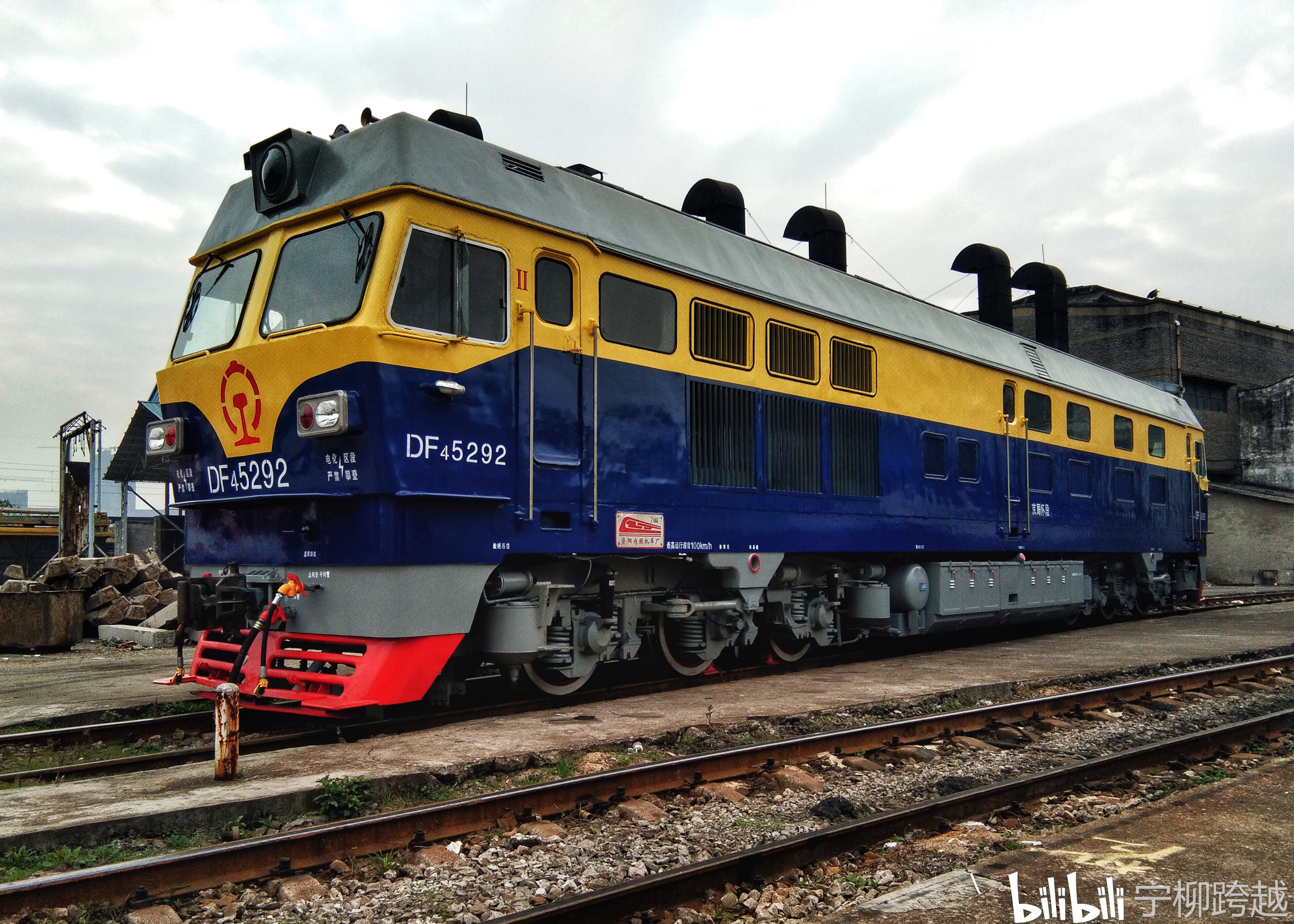 df4c-5292号机车,侧面机械室中门左下角有两组涡旋管分离器