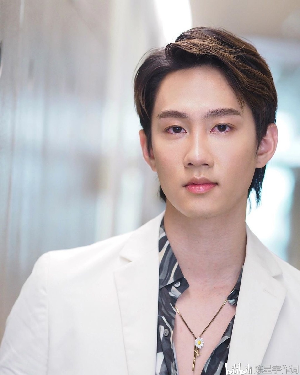 泰国又一对相差10多岁明星姐弟恋情场星路双得意22岁泰剧偶像captain