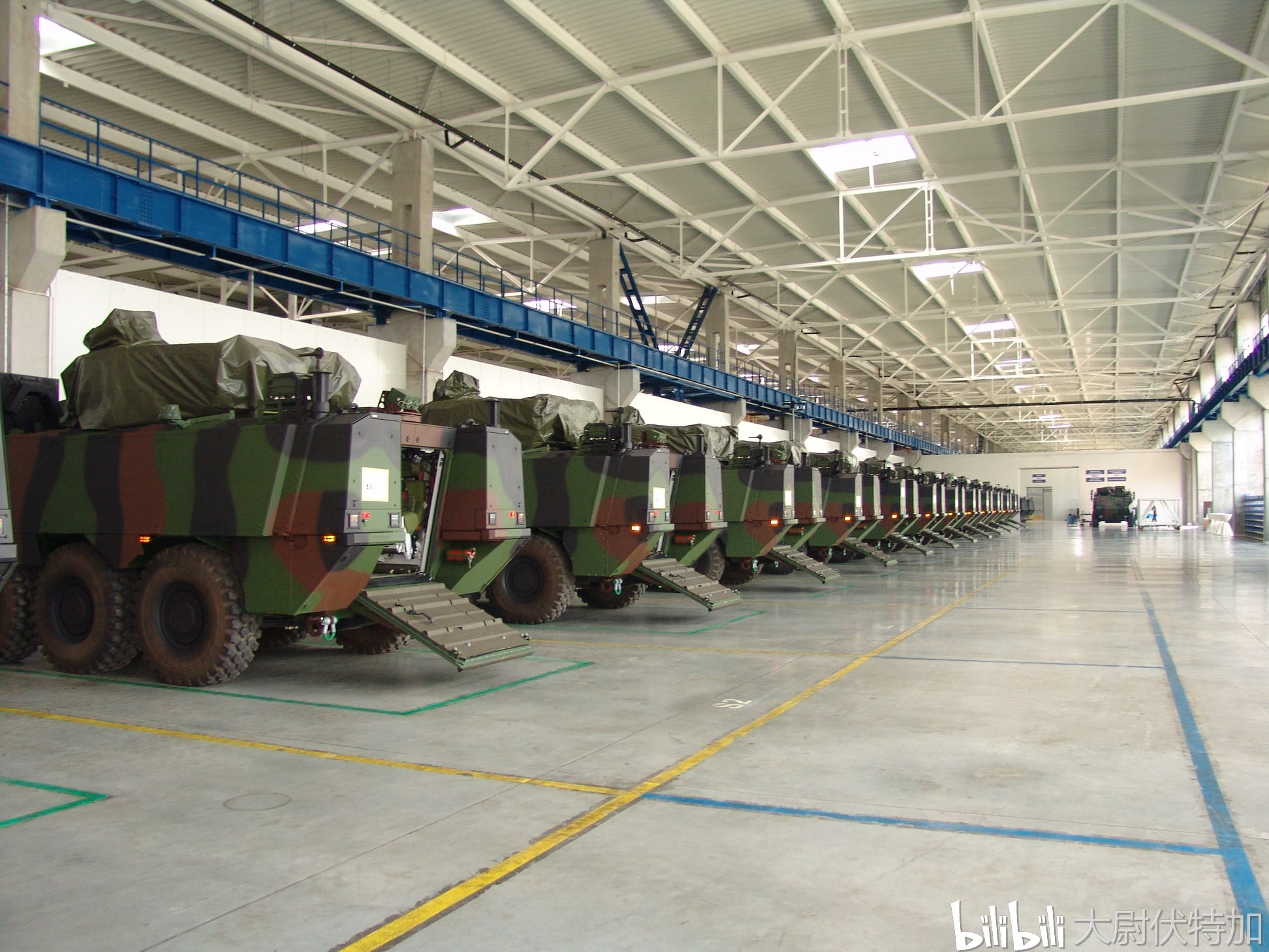 罗马尼亚接收的首批"皮兰哈"Ⅴ轮式装甲车,这些都是搭载以色列埃尔