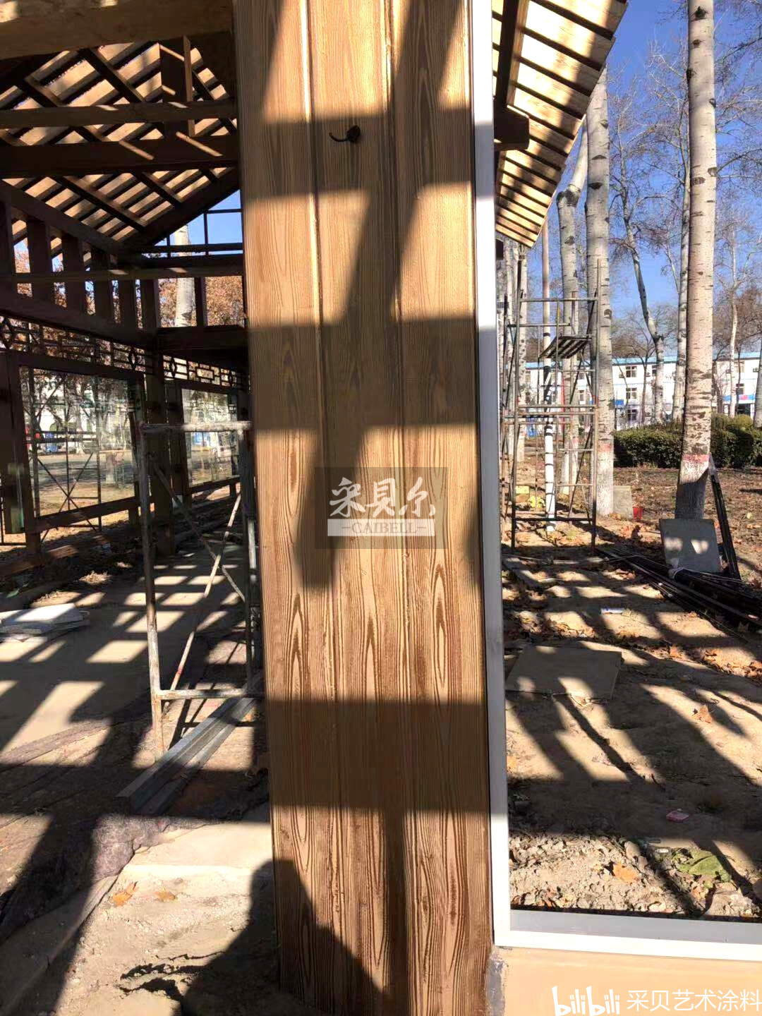 木纹漆施工方法是通过专用工具和原料,与有色底漆搭配,可真实地模仿出