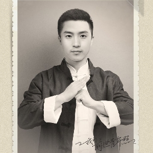 趴着散步