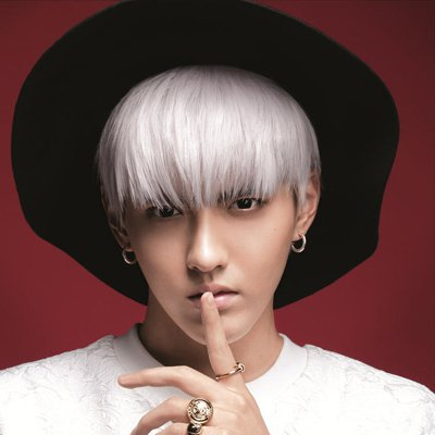 赵丽颖一蹦一跳的追了过去,直呼别跑啊,吴亦凡表情亮了