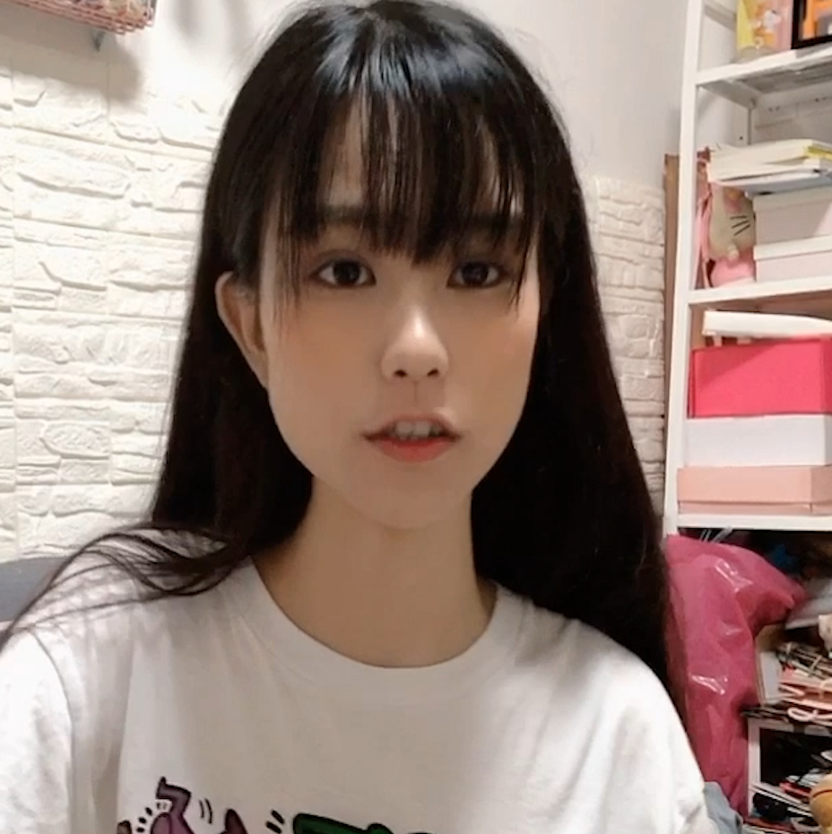 20岁女孩带儿子打疫苗,年纪还小就已经操起老母亲的心,咋回事?