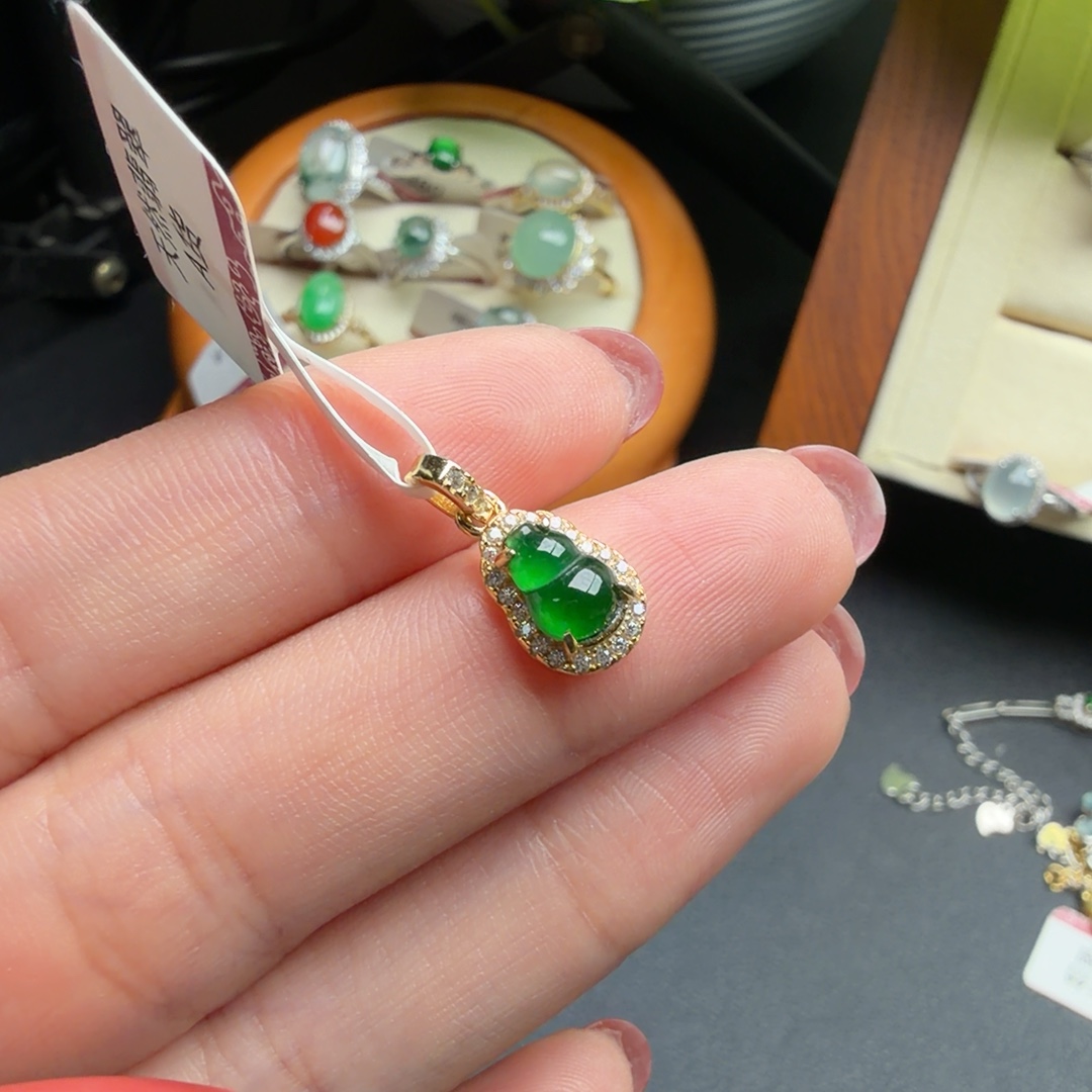 阳绿葫芦吊坠