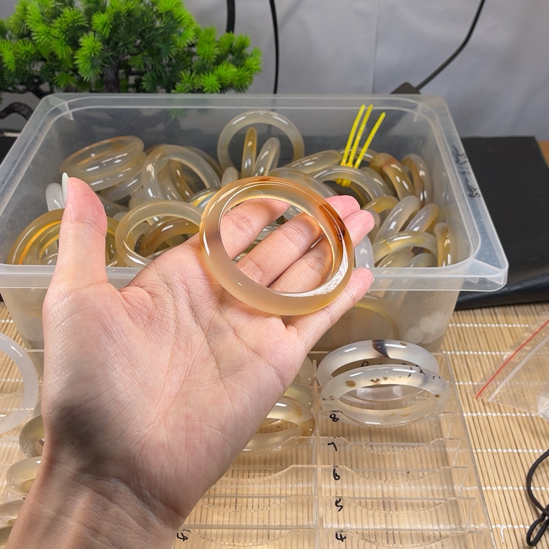 玛瑙手镯圈口53.5