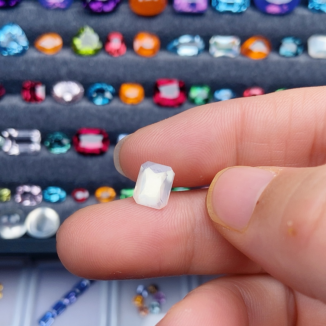 天然1.89ct白色月光石刻面