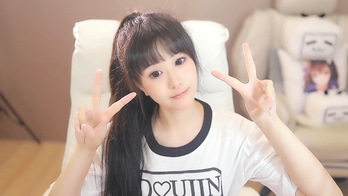 18女大 直播赚学费 的封面图