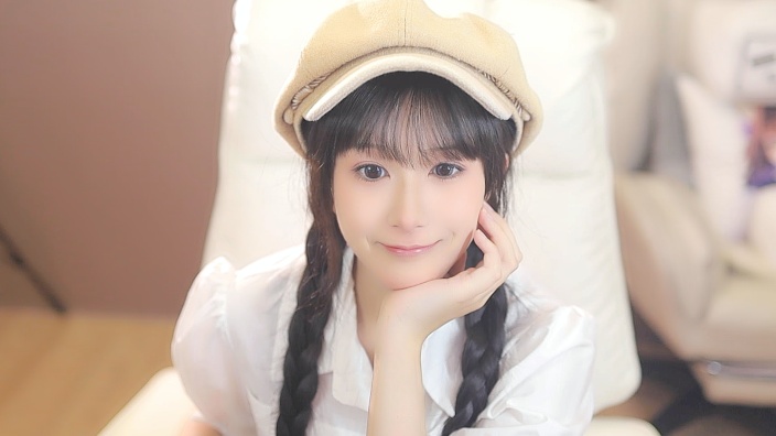 18女大 直播赚学费 的封面图