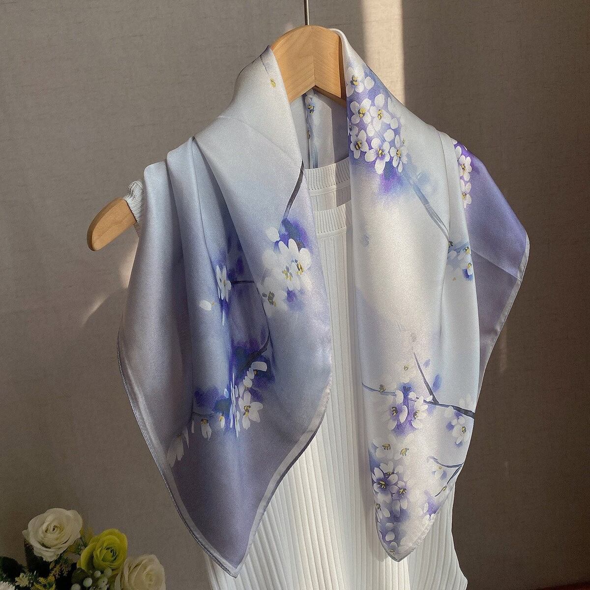 朦胧感雪青紫缎面小方巾70厘米淡雅女春秋肤丝巾真丝围巾