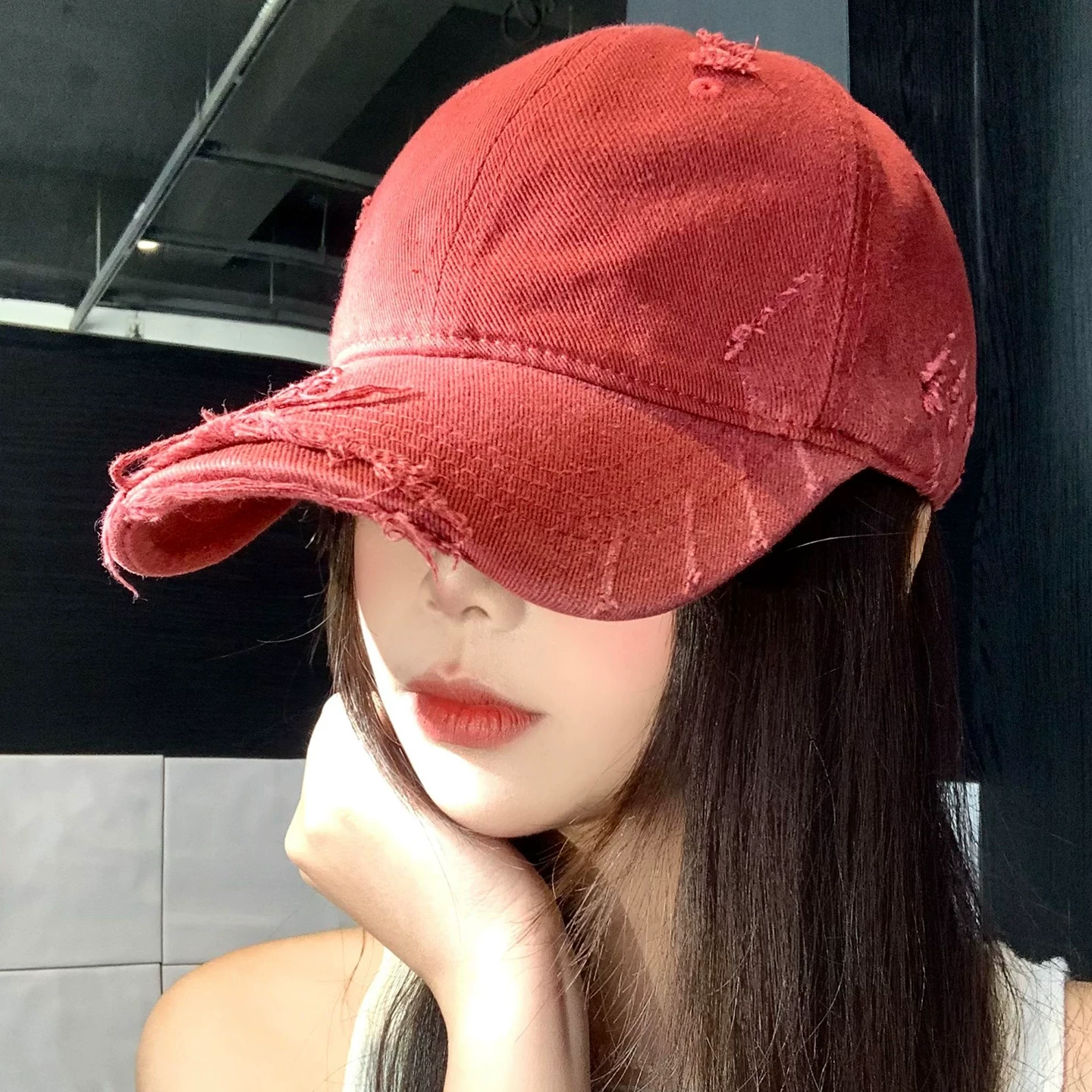 红色做旧磨边破洞棒球帽女宽帽檐大脸显脸小鸭舌帽大头围软顶帽子