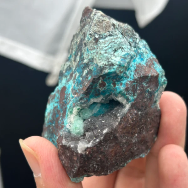 秘鲁水晶包裹硅孔雀石