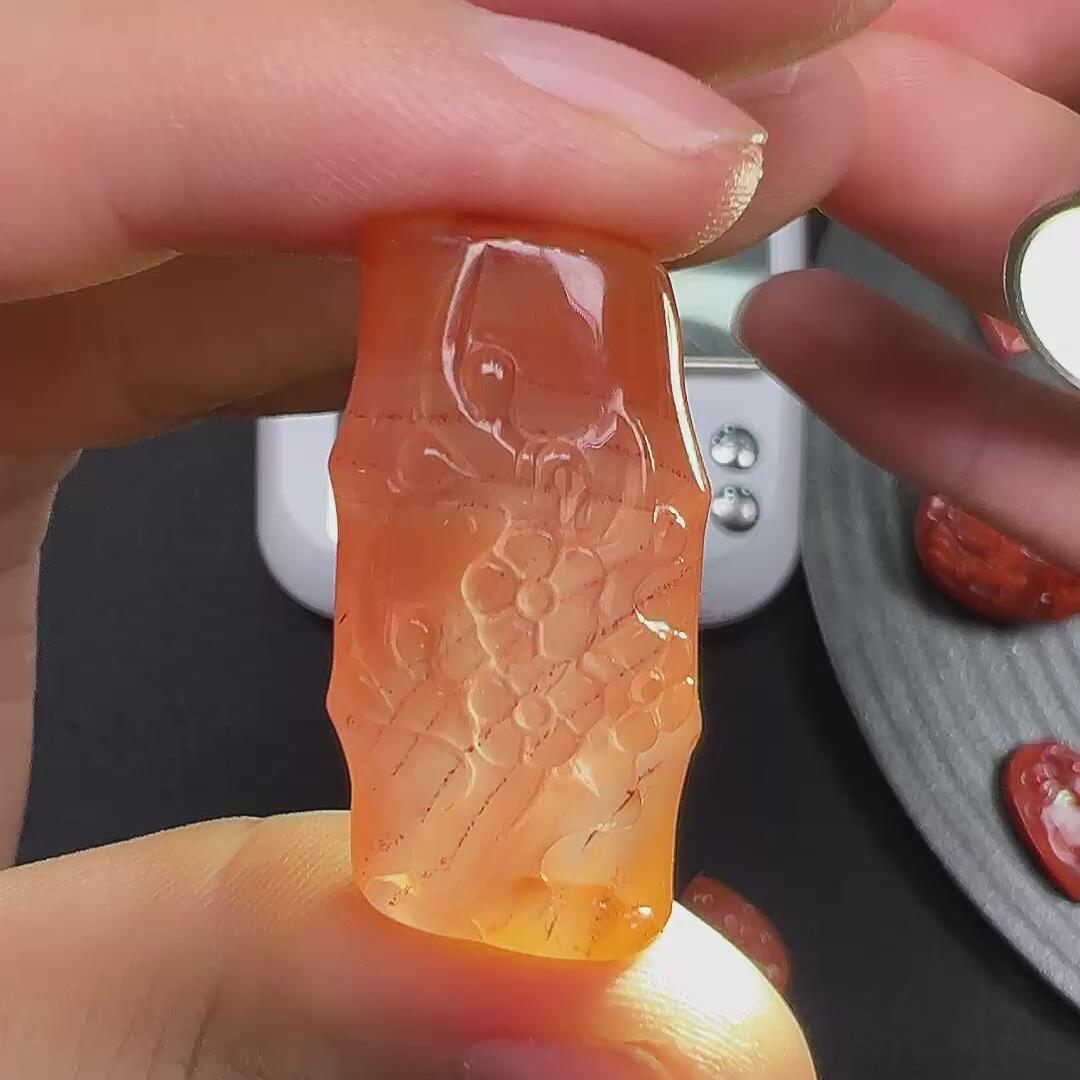 南红雕刻件12g左右