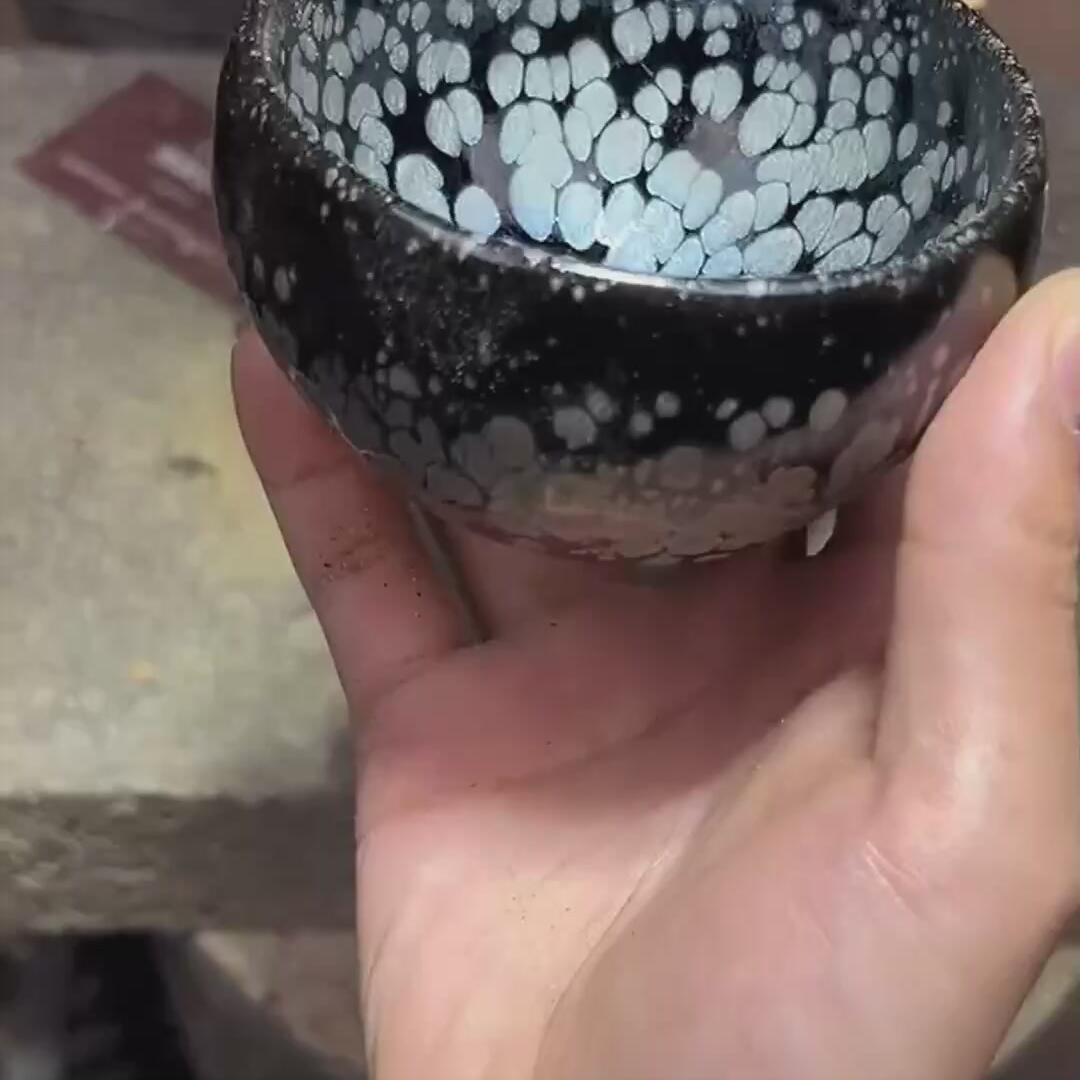 黑底银滴