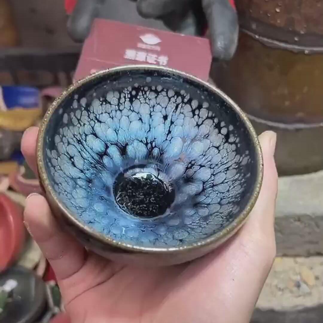 黑底银滴