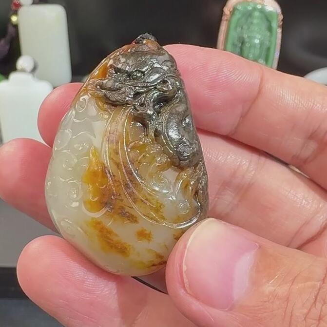 F622和田玉 独籽雕刻龙把件 克45