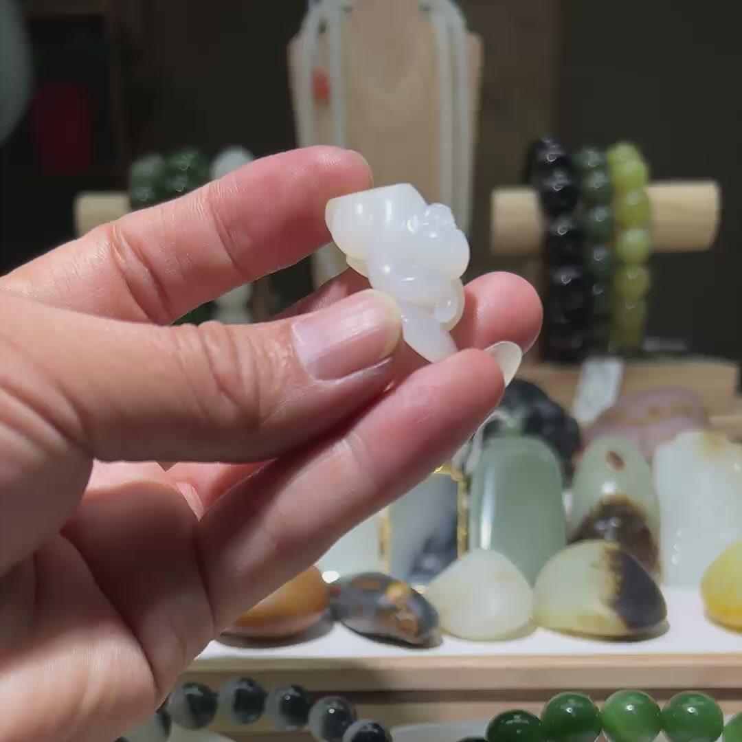 和田玉吊坠