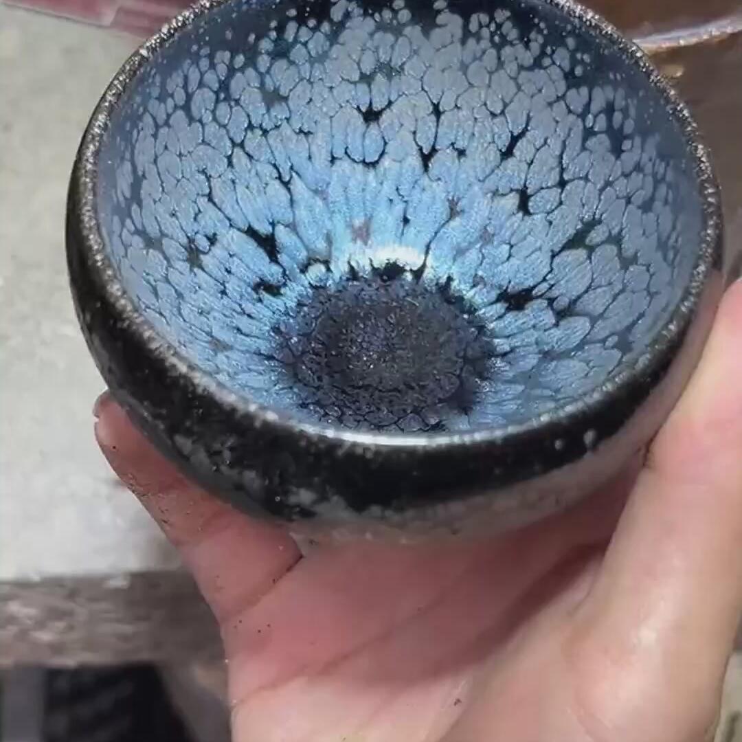 黑底银滴