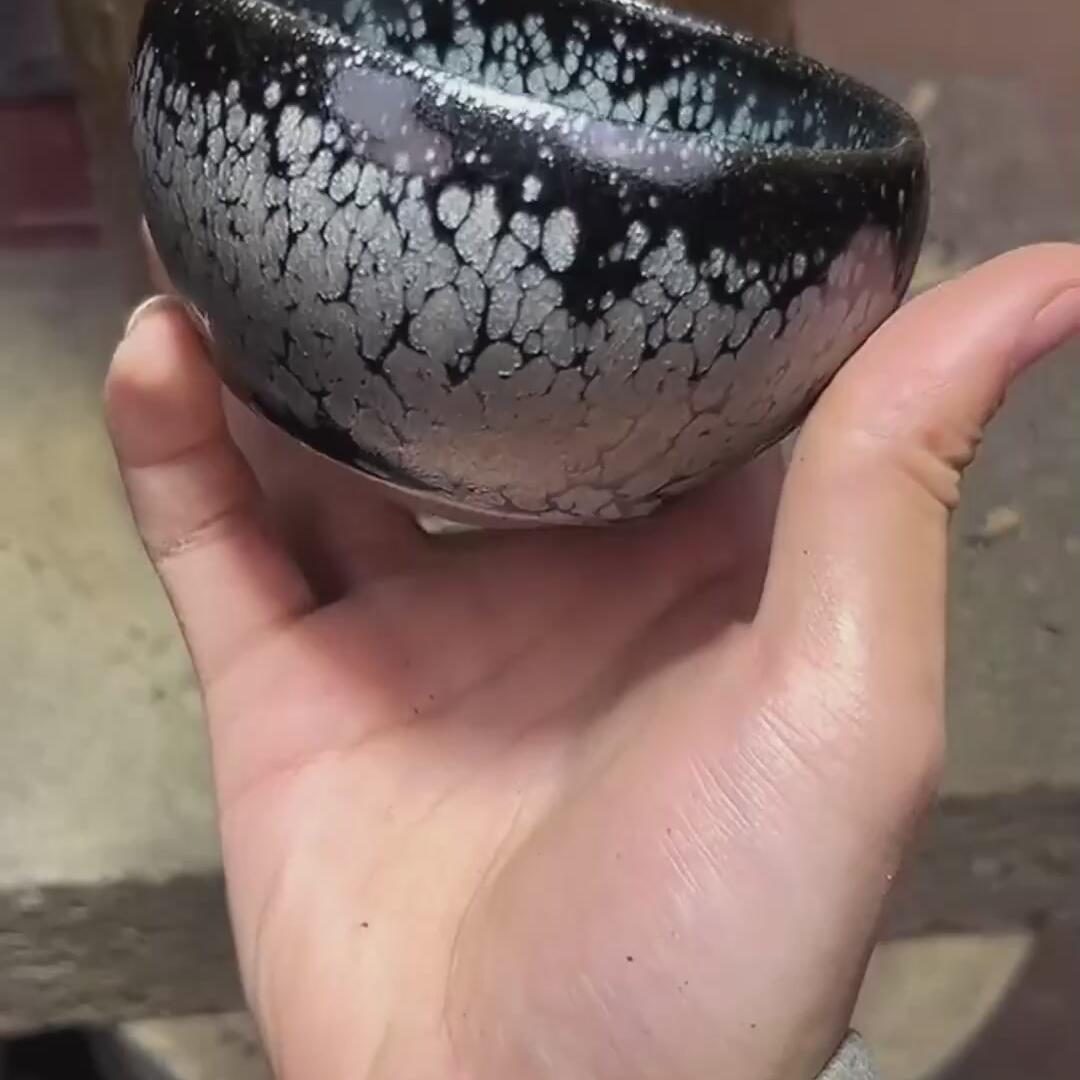 黑底银滴