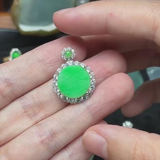银镶绿圆牌