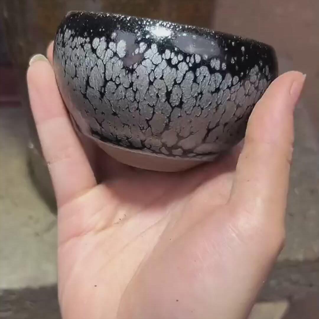 黑底银滴