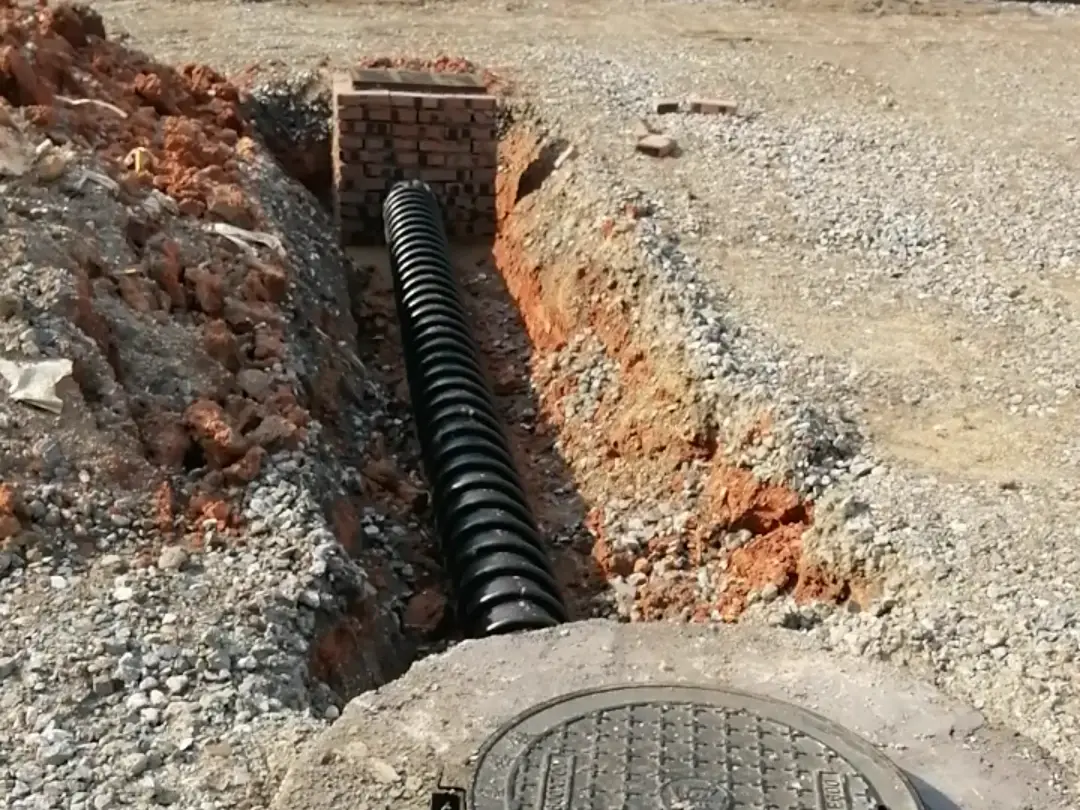 道路雨水通过路拱横坡排到道路边缘的雨水口中,再通过过街雨水支管