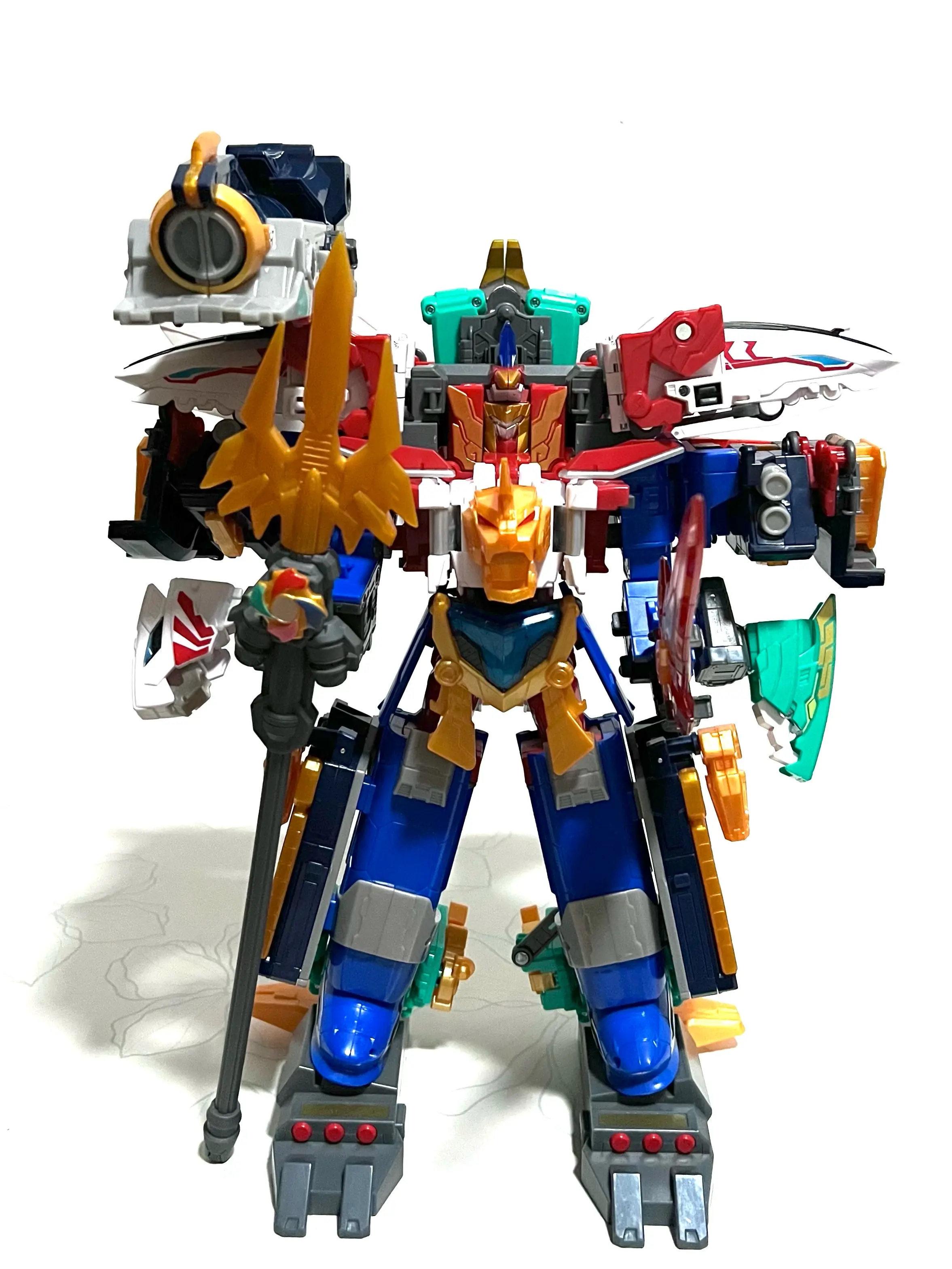 巨神4的塑料质量比23要差一些,但合体后还是很稳的不会松总结巨神4