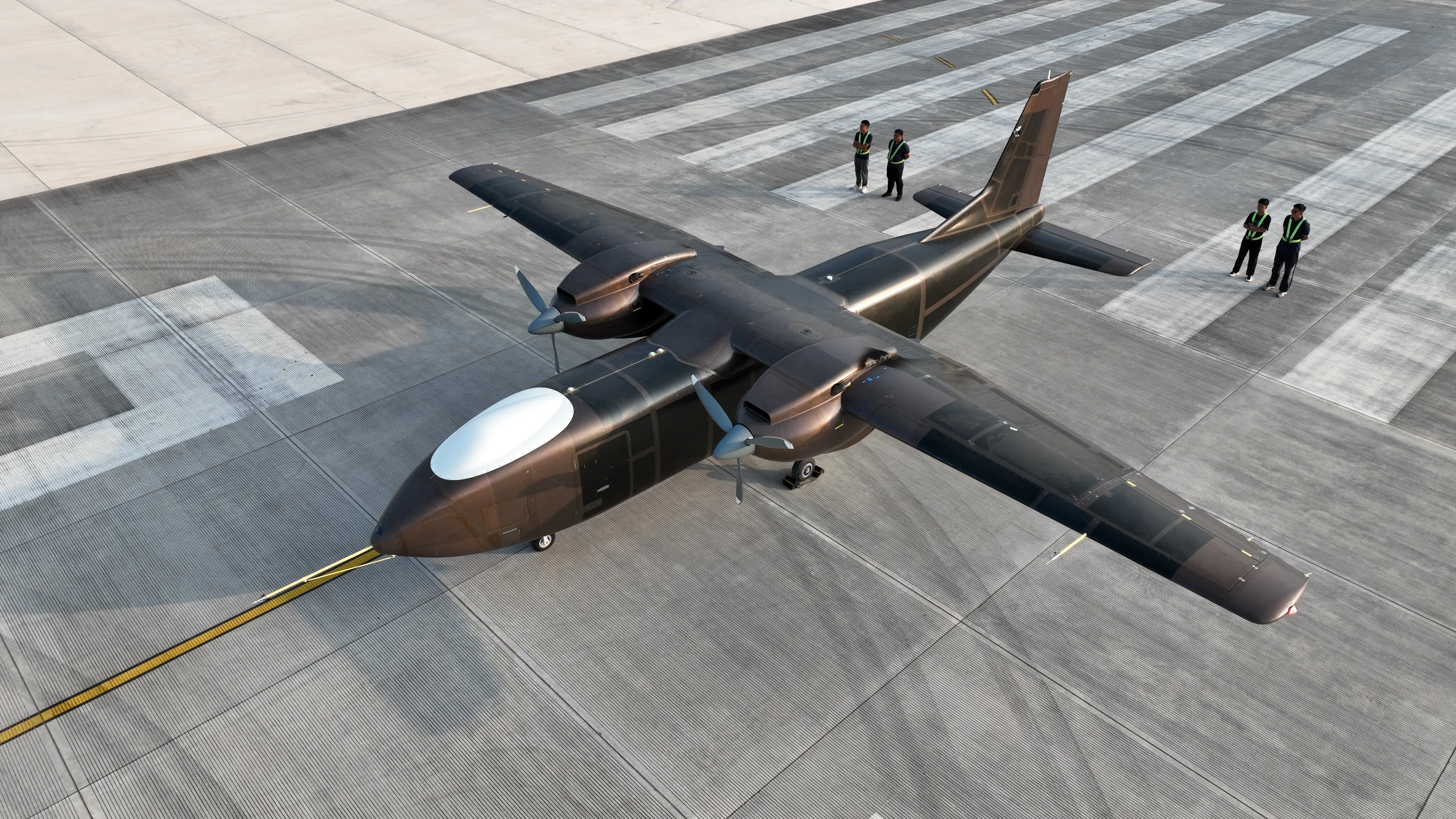 国产双发大型无人运输机成功首飞 多家用户签《飞机购买意向书》