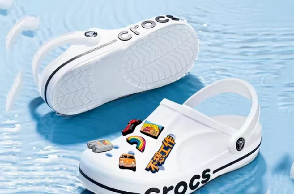 北美寒潮、中国热浪：Crocs洞洞鞋巨头为何一夜坠入冰火两重天？ - 哔哩哔哩
