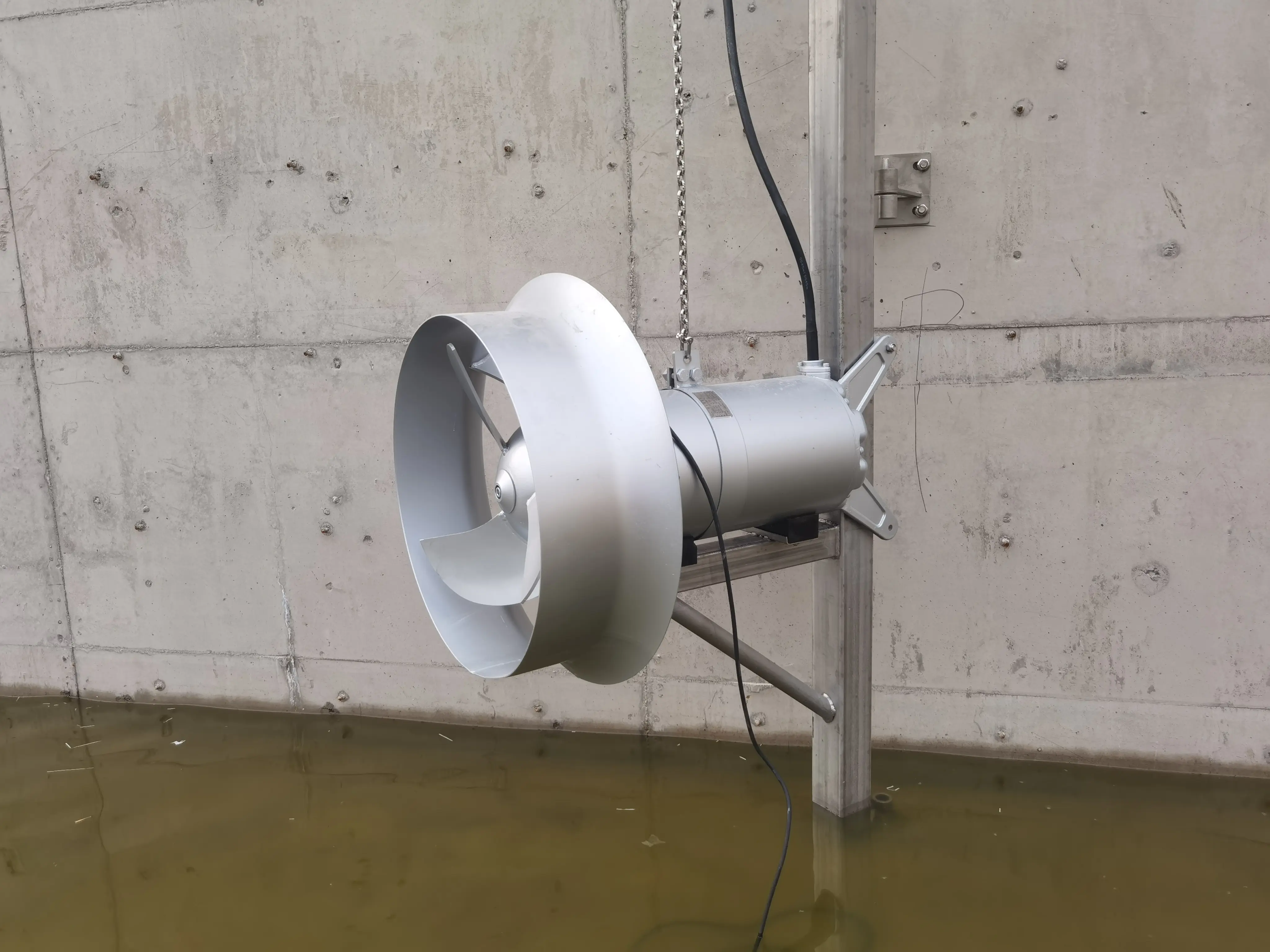 将滑套导入导杆,轻放钢丝绳,使潜水搅拌机沿导杆下滑到限位架后,再