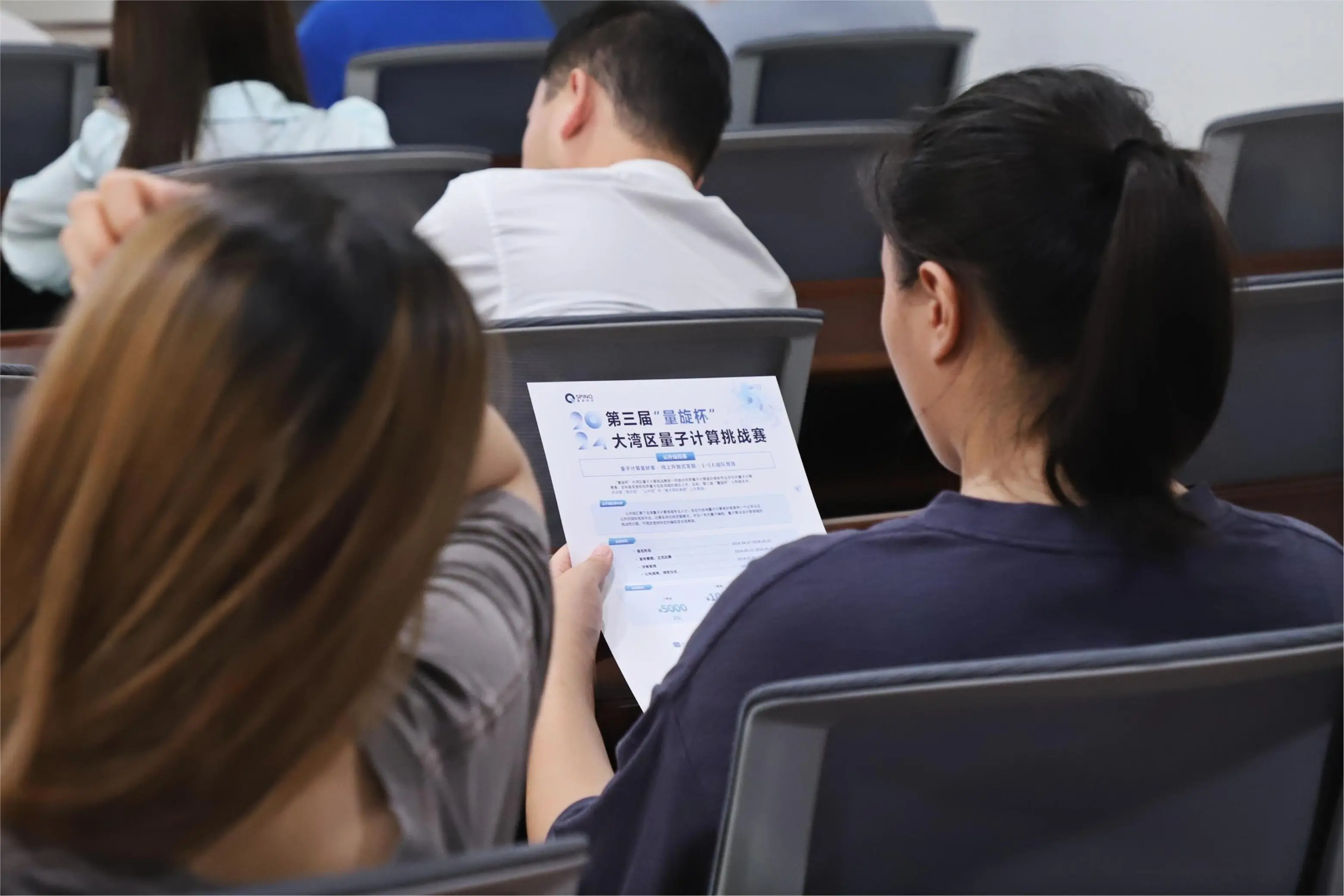 现场送出量子计算经典教材6月6日,我们将来到位于四川成都的四川师范