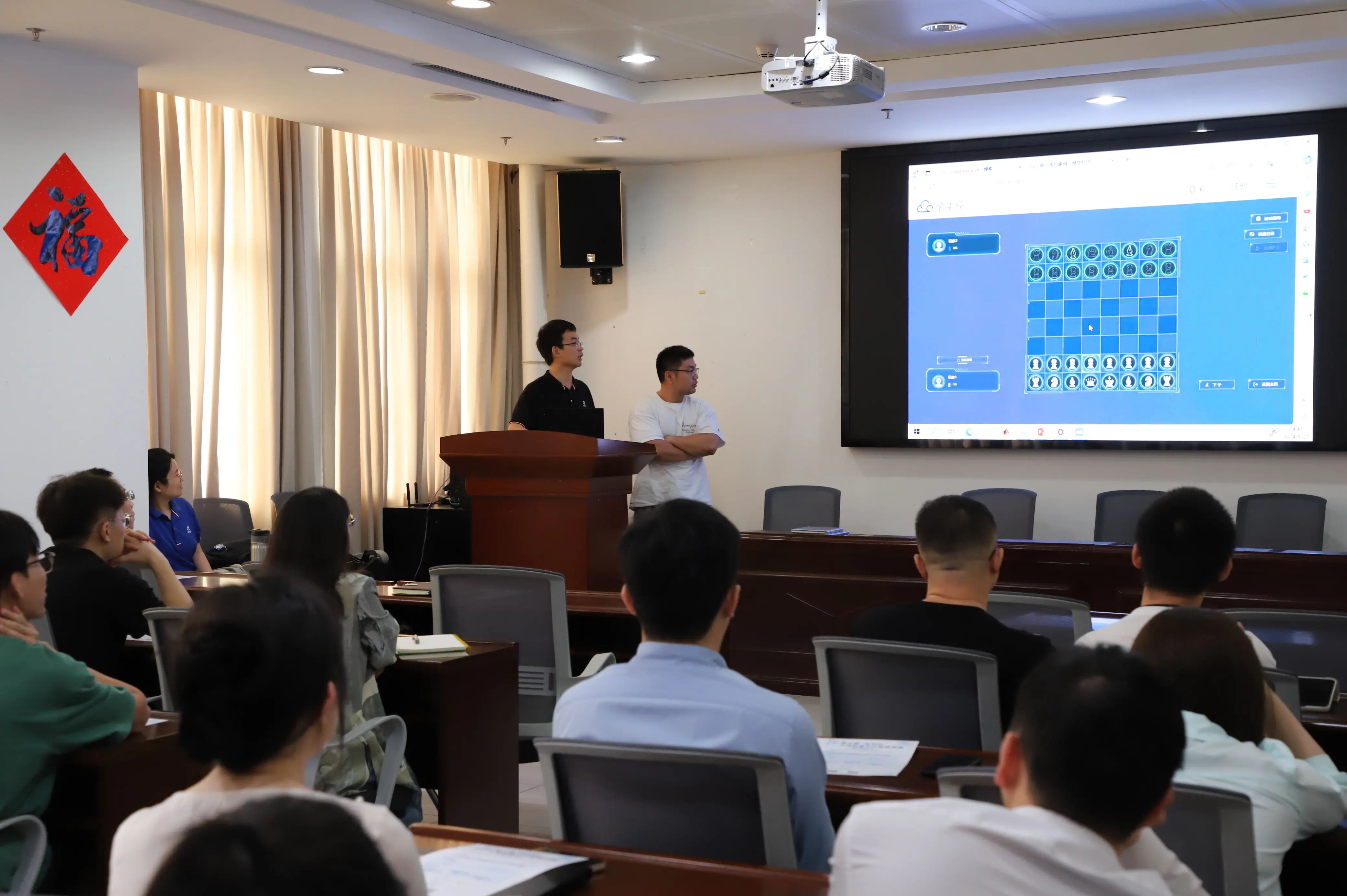 现场送出量子计算经典教材6月6日,我们将来到位于四川成都的四川师范