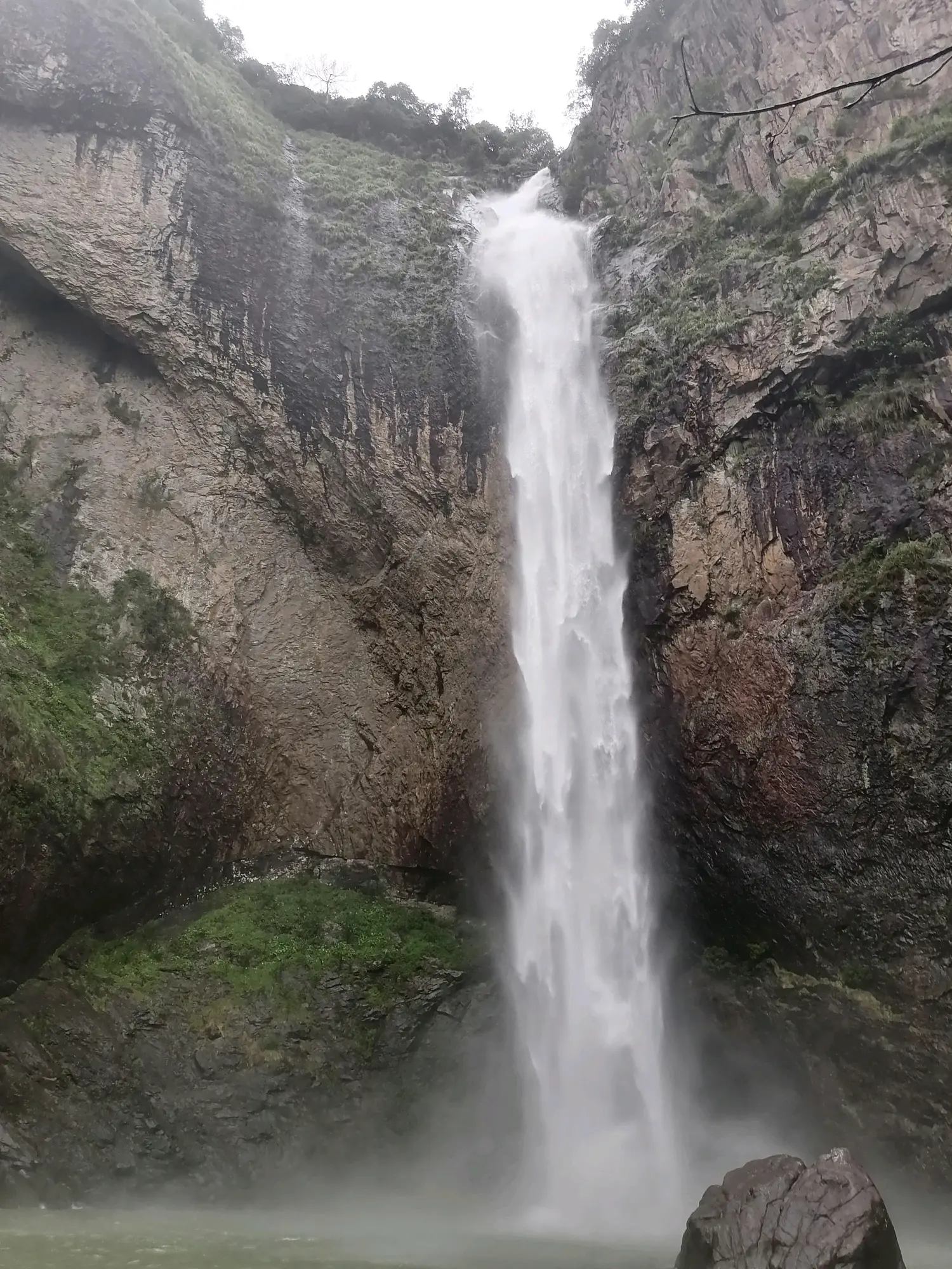 青田石门飞瀑图片