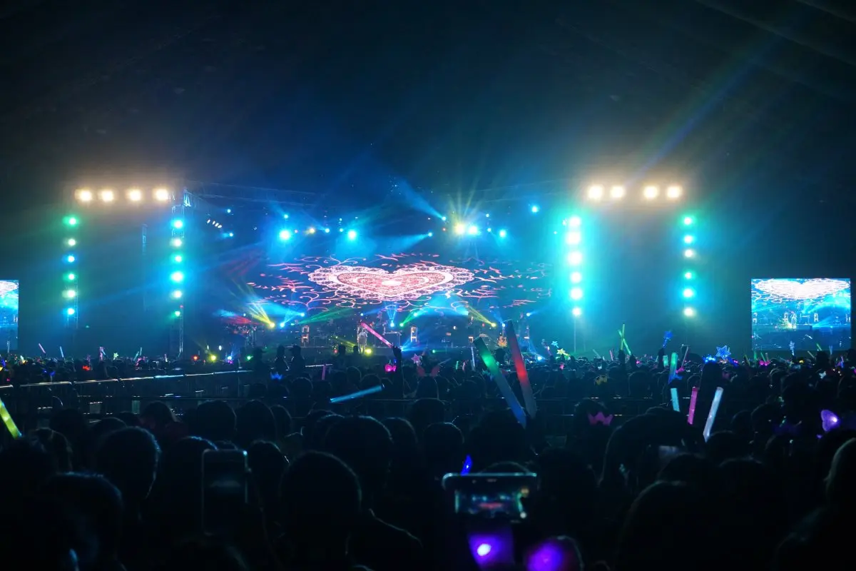 包括音响,灯光,led屏等等;另外,舞美设计,舞台背景板搭建,演出设备和