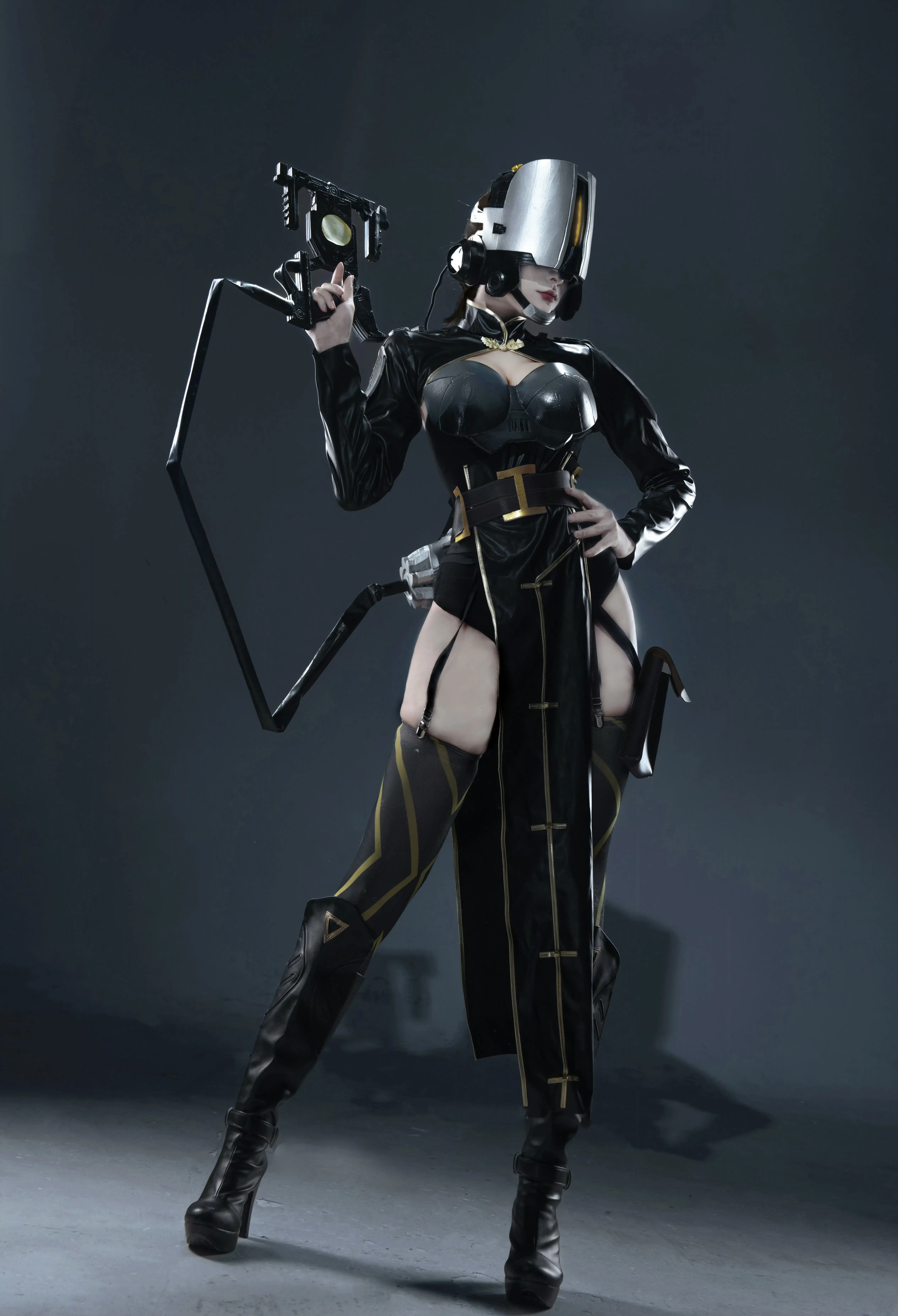 写真|《灵笼》荷光者cos ,好身材的霸气御姐太顶了!