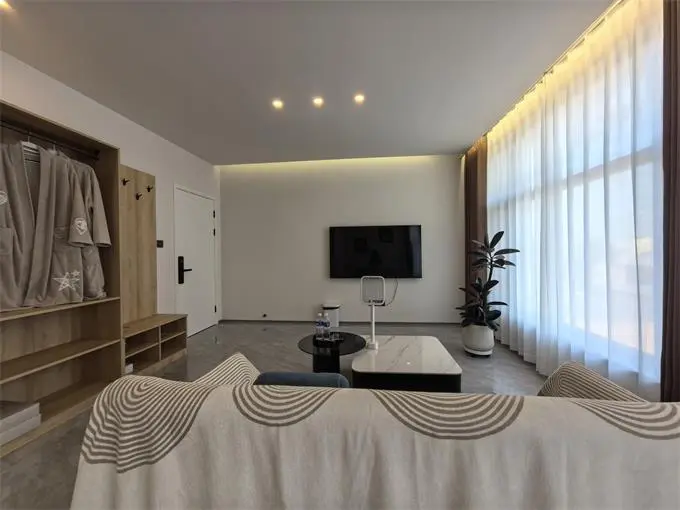 张家口沽源县闪电湖晓越之家民宿近大汉行宫,门口就是闪电河!